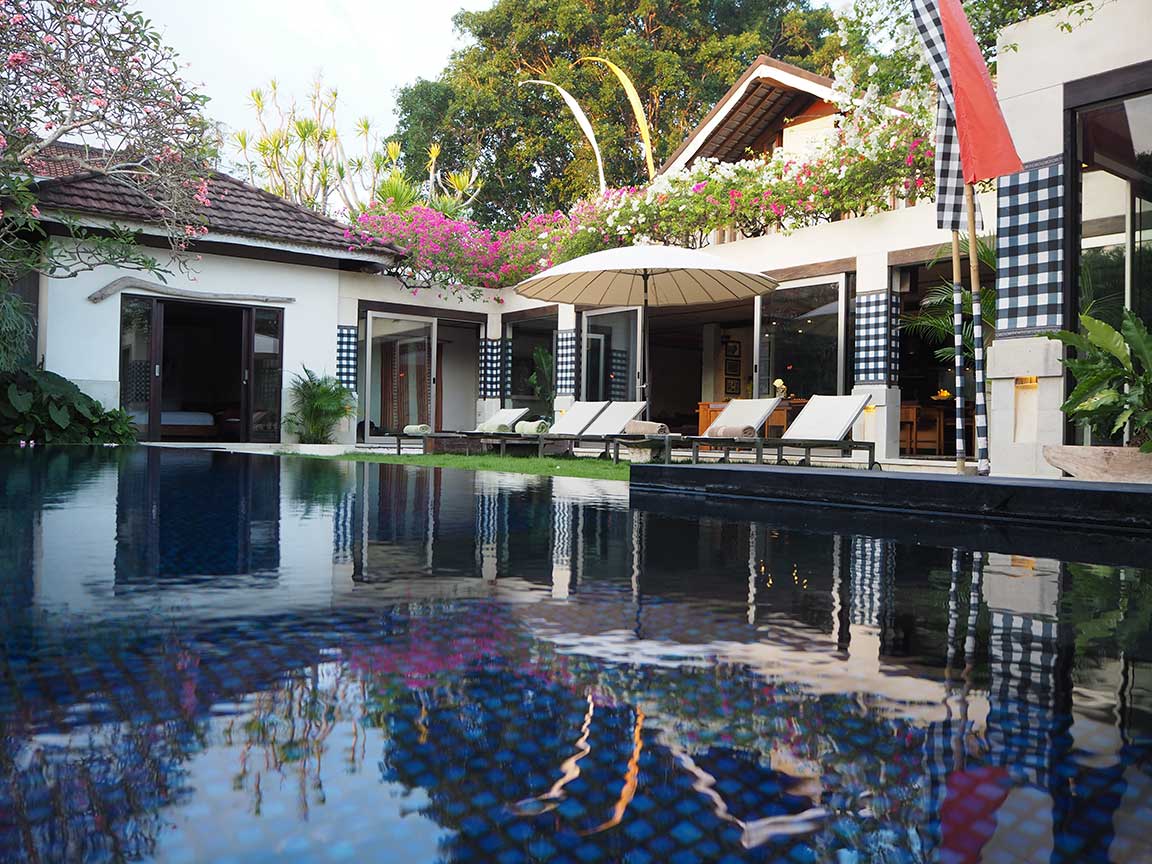 Villa terrace opening onto the private pool